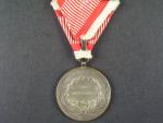 Medaile za statečnost I. třídy, náhradní kov, postříbřený bronz, původní vojenská stuha, vydání 1914 - 1917