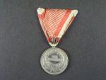 Medaile za statečnost II. třídy, náhradní kov, původní vojenská stuha, vydání 1914 - 1917
