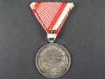 Medaile za statečnost I. třídy, Ag, původní vojenská stuha, vydání 1917 - 1918, na hraně značka A