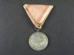 Medaile za statečnost II. třídy, postříbřený bronz, původní vojenská stuha, vydání 1917 - 1918, na hraně značka BRONZE