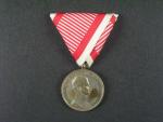 Medaile za statečnost II. třídy, postříbřený bronz, nová vojenská stuha, vydání 1917 - 1918