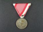 Medaile za statečnost II. třídy, postříbřený bronz, nová vojenská stuha, vydání 1917 - 1918