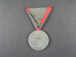 Medaile Za zranění z r. 1917 na stuze pro trvalou invaliditu, na hraně značka W&A a 1918