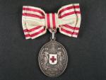 Stříbrná čestná medaile Za zásluhy o Červený Kříž na dámské stuze, postříbřená, náhradní kov