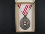 Bronzová čestná medaile Za zásluhy o Červený Kříž, náhradní kov, zinek, původní stuha + etue