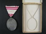 Bronzová čestná medaile Za zásluhy o Červený Kříž, náhradní kov, zinek, původní stuha + etue