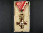 Zlatý Záslužný kříž s korunou, zlacený bronz, výrobce A.E.Kochert + etue
