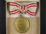 Bronzová čestná medaile Za zásluhy o Červený Kříž s válečnou dekorací na dámské stuze, původní etue