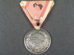 Medaile za statečnost I. třídy, Ag, původní vojenská stuha, vydání 1917 - 1918, na hraně značka A