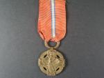 Československá revoluční medaile, Pařížské vydání, neodseknuté ouško na závěsném kruhu 
