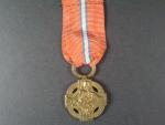 Československá revoluční medaile, Pařížské vydání, neodseknuté ouško na závěsném kruhu 
