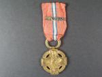 Československá revoluční medaile varianta s podpisem medailera, na stuze štítek BACHMAČ