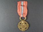 Československá revoluční medaile varianta s podpisem medailera, na stuze štítek BACHMAČ