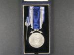 Československá vojenská medaile Za zásluhy, stříbrná + miniatura a etue Spink & Son