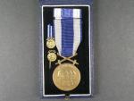 Československá vojenská medaile Za zásluhy, bronzová + 2 miniatury a etue Spink & Son