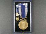 Československá vojenská medaile Za zásluhy, bronzová + 2 miniatury a etue Spink & Son