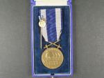 Československá vojenská medaile Za zásluhy, bronzová + miniatura a etue