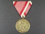 Zlatá medaile za statečnost, 1914-1917, zlacený bronz, na hraně značka BRONZE, původní vojenská stuha