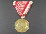 Zlatá medaile za statečnost, 1914-1917, zlacený bronz, na hraně značka BRONZE, původní vojenská stuha