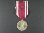 Medaile DOK - Za věrnost a branné zásluhy, II. tř. bez mečů, na reversu hranka
