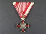 Stříbrný Záslužný kříž, punc Ag, výroba V. MAYERS WIEN, původní vojenská stuha