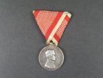 Medaile za statečnost II. třídy, Ag, původní vojenská stuha, vydání 1917 - 1918, na hraně značka A