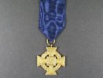 Záslužný odznak za věrné služby, 1. stupeň zlatý za 40 let, pozlacený bronz, smalt, původní stuha