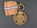 Československá revoluční medaile, Pařížské vydání, neodseknuté ouško na závěsném kruhu
