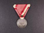 Medaile za statečnost II. třídy, Ag, nová vojenská stuha, vydání 1917 - 1918, na hraně značka A