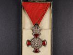 Stříbrný záslužný kříž s korunou (Ag), značen Vincent Mayer Wien, původní civilní stuha, originální etue