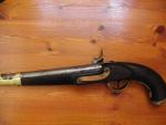 Vojenská pistole vz.1798/1840-délky 42.7 cm, jedná se o celopažbenou jednohlavňovou pistoli rakouské jízdy, která je velmi dobře signována inspekčními a přejímacími značkami