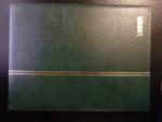 32 listový zásobník LINDNER formátu A4, barva zelená, černé listy, průhledné pásky, 9 řádků