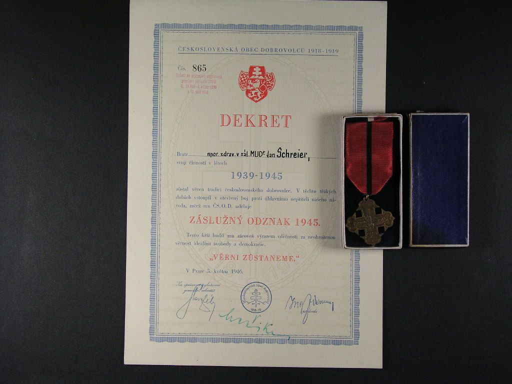 Záslužný odznak ČS obce dobrovolecke z roku 1945, etue + dekret