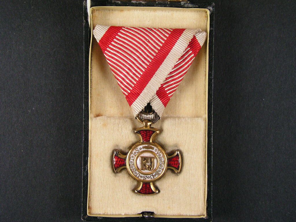 Zlatý záslužný kříž bez koruny (pozlacený bronz) - orig. etue