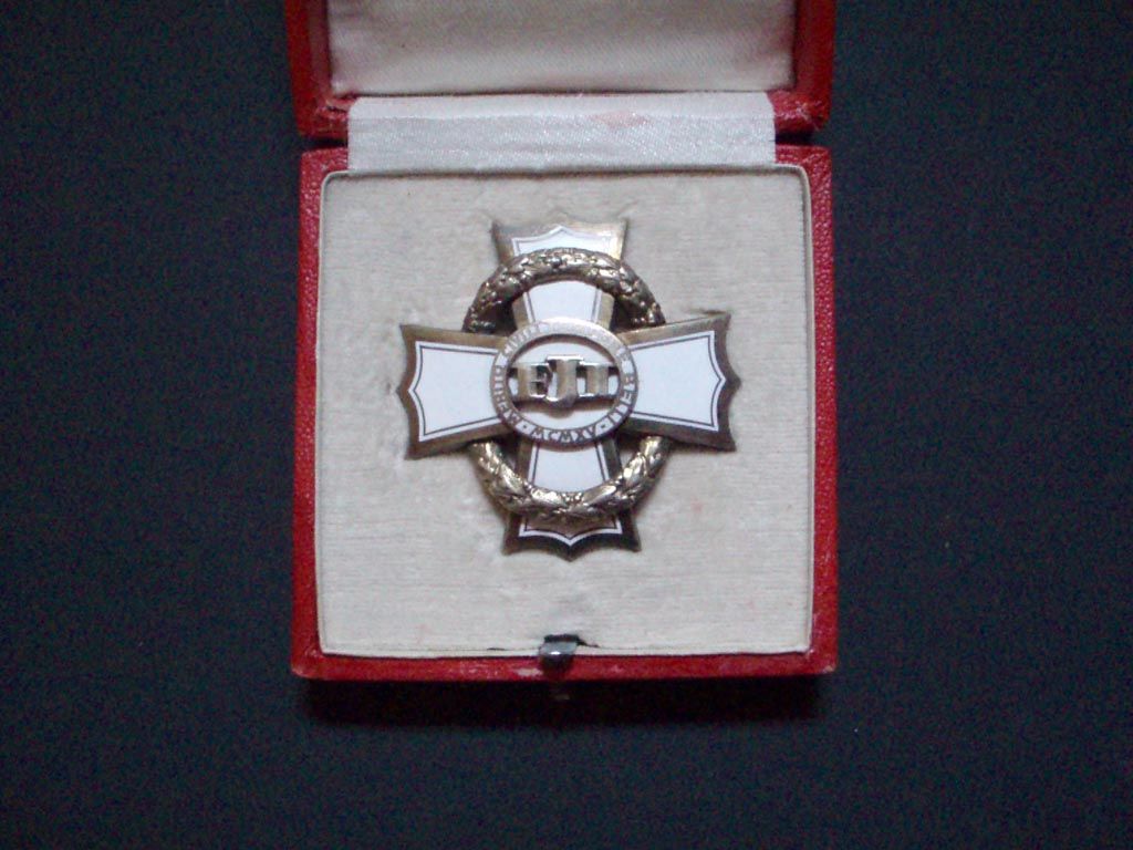 Válečný kříž za občanské zásluhy II. třídy (puncovane pozlacené stříbro) , etue