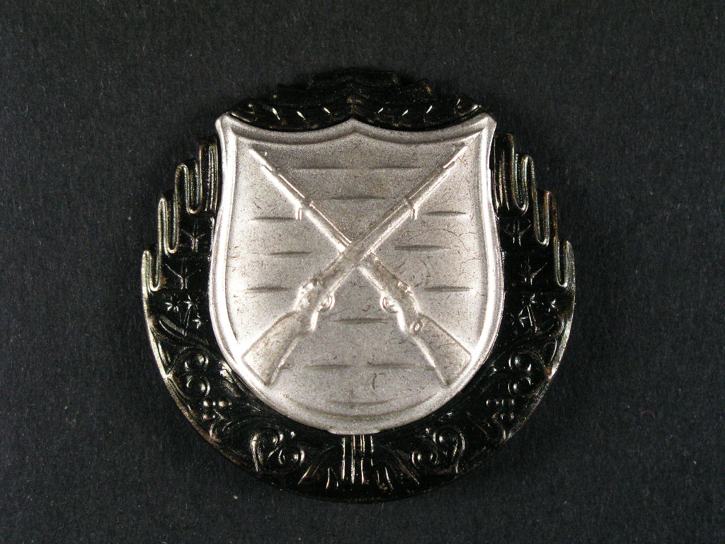 Výkonostní odznak pro střelce z pušky 1.třídy, plech, období 1945-1948