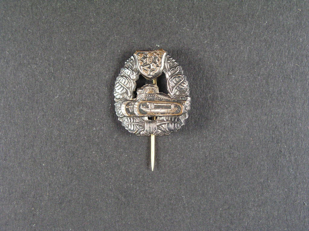 Miniatura odznaku za výtečné řízení útočných vozidel pro mužstvo 1936-1948, 28x25mm, opravovaná jehla