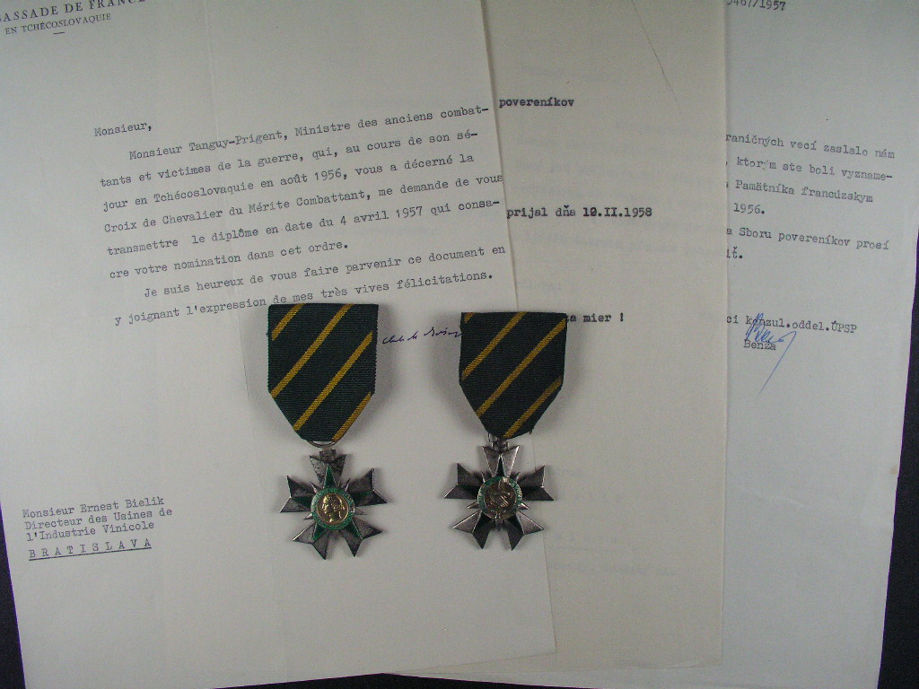 Řád za bojové zásluhy, L´Ordre du Mérité Combattant + dekret + 1ks. poškozený